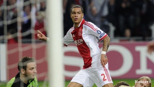 Челси подновява интереса си към Ван дер Вил