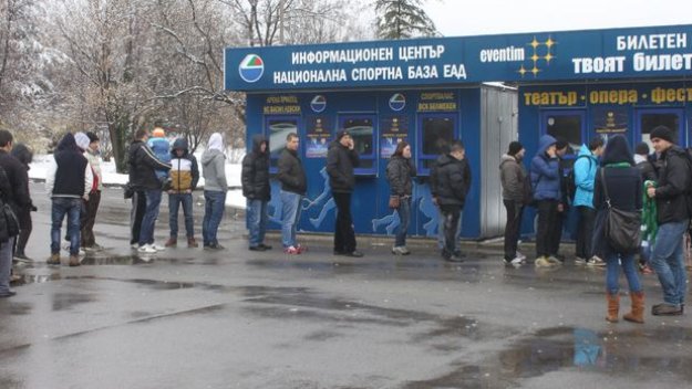Големи опашки за билети за България - Хърватия