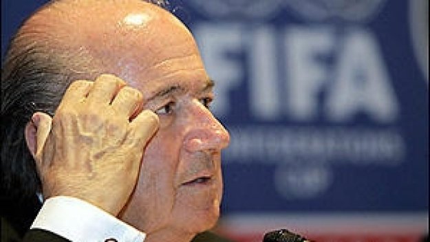Блатер иска двама съдии на футболните мачове