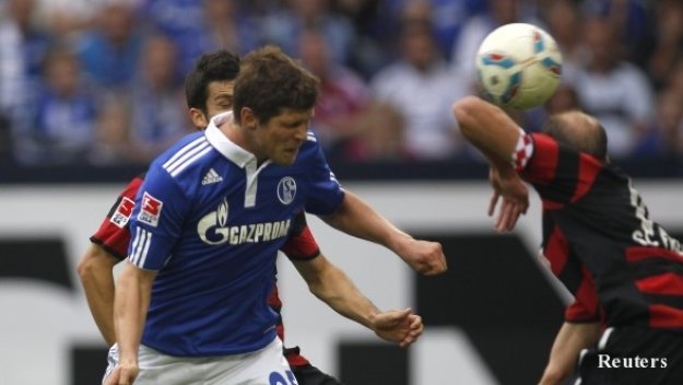 Хунтелаар блести при победата на Шалке