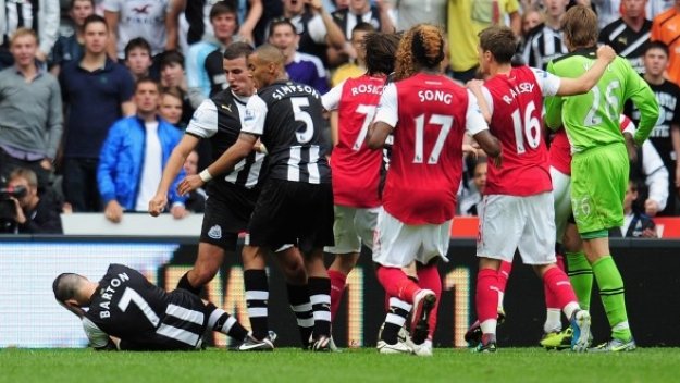 По три мача наказание за Жервиньо и Алекс Сонг