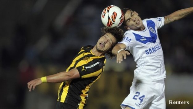 Играч на Велес Сарсфийлд оцеля след епилептичен припадък