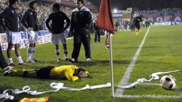 Цапардосаха рефер с лента за касов апарат + ВИДЕО