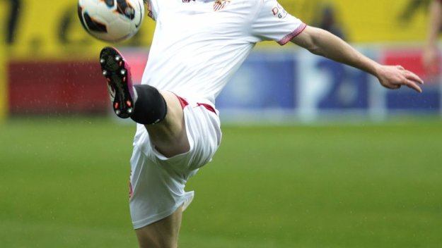 Реал хвърлил око на бек от Севиля