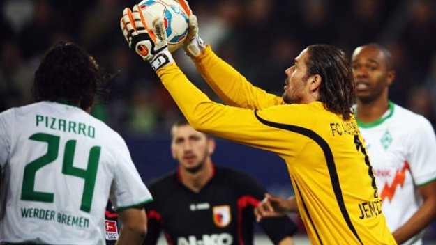 Вратар спря Вердер със счупени пръсти