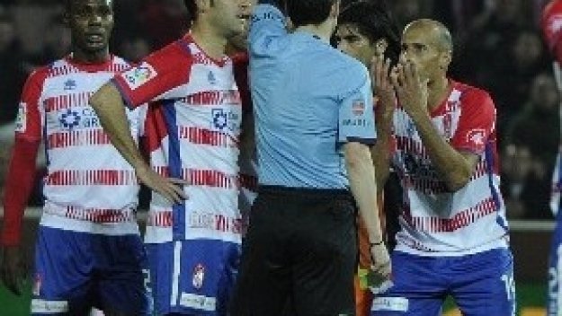 Валенсия обърна Гранада с 2:1