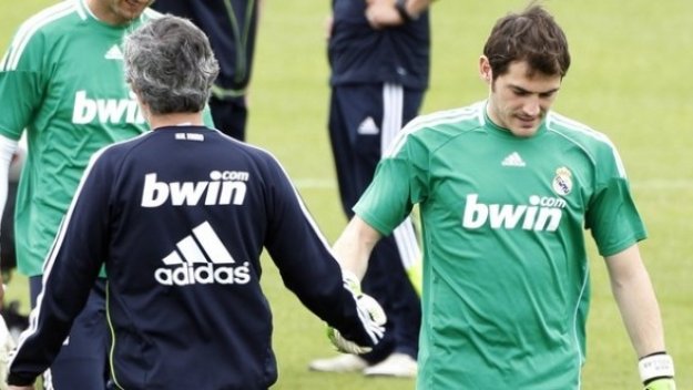 Моуриньо взима лентата на Касияс