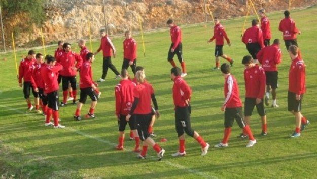 Червените летят с общия чартър за Анталия