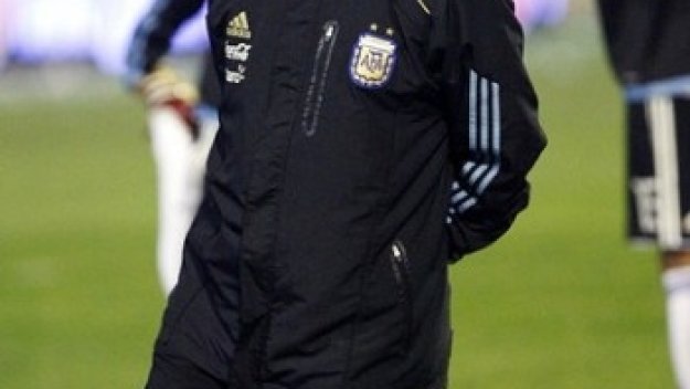 Марадона първо гази, после псува (ВИДЕО)