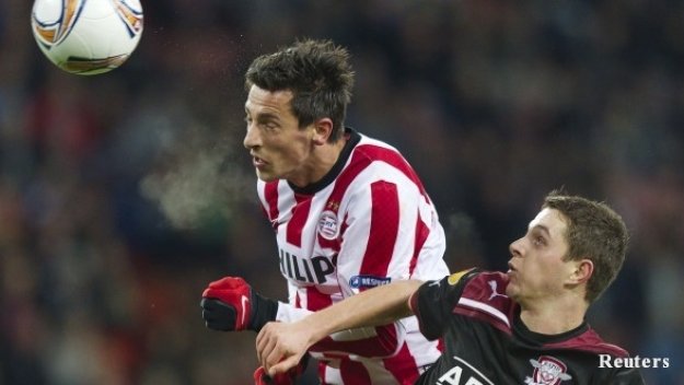 Манолев с червен картон при загуба на ПСВ