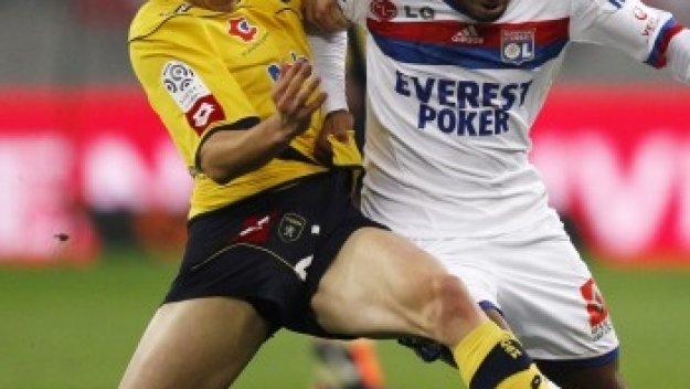 Арсенал следи защитник на Сошо