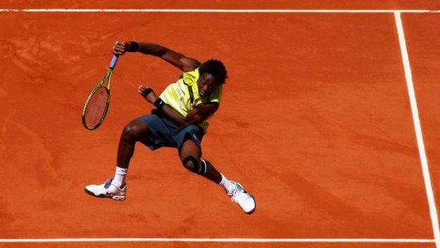 Гаел Монфис с измъчена победа на старта в Барселона