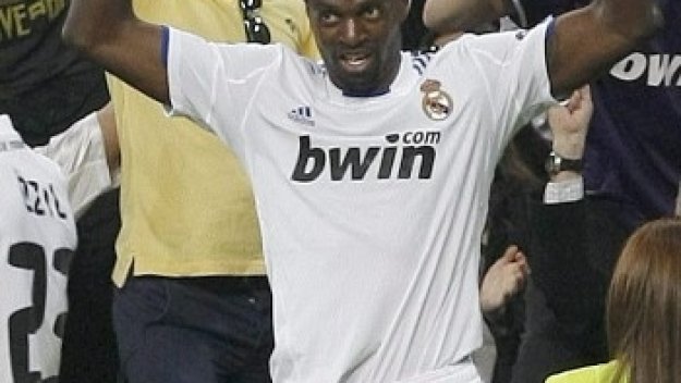 Адебайор все още се надява, че ще остане в Реал