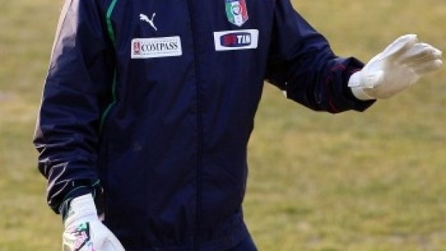 Буфон: Делнери трябва да остане при нас поне до края на сезона