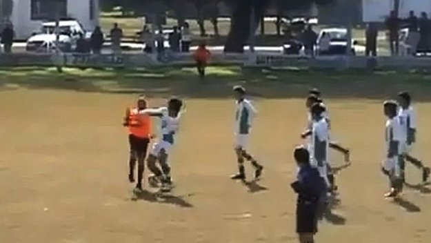 Футболисти ступаха и изгониха рефер от стадиона + ВИДЕО