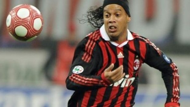 Роналдиньо се завръща на терена срещу Палермо