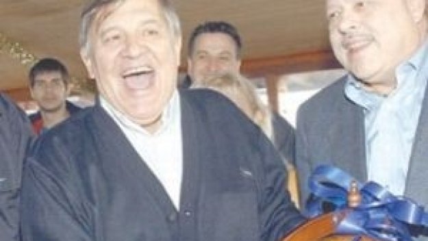 Батето Славков с операция на очите