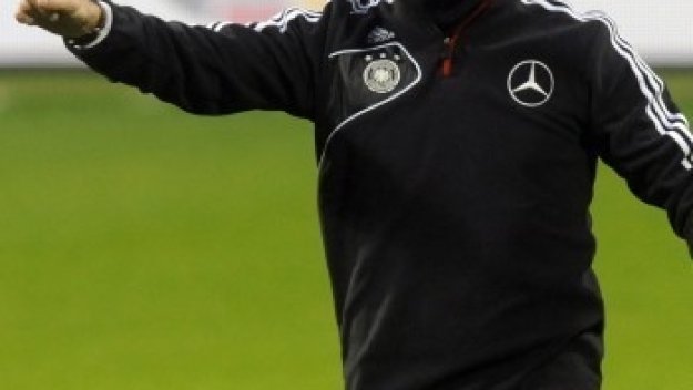 Йоги Льов отрече спекулациите, че ще поеме Челси