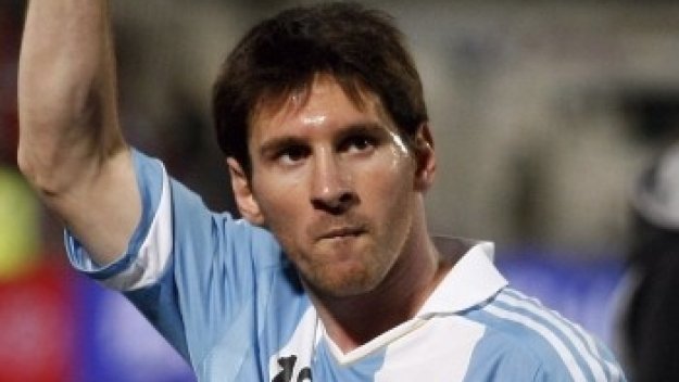 Меси се снима с помощник-съдията на почивката