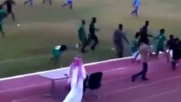 Юноши пребиха съдия в Саудитска Арабия + ВИДЕО