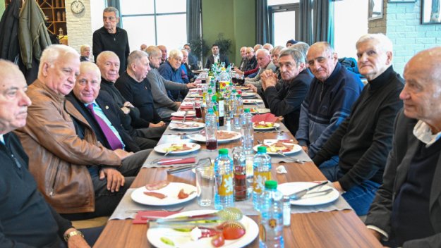 Гонзо събра славни ветерани на Коледен обяд