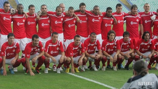 Червените без връзка със света