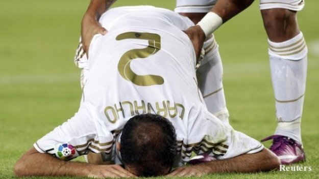 Рикардо Карвальо притеснява Реал 