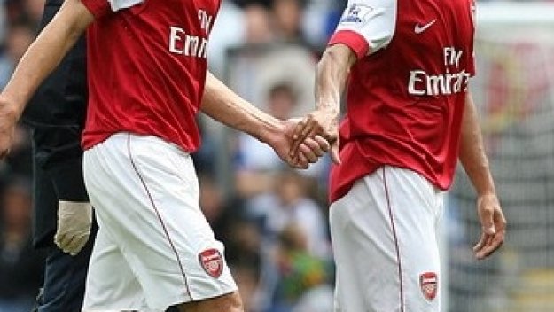 Ван Перси се завръща на терените за дербито с Тотнъм