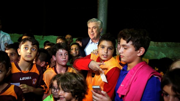 Карлето тренира деца в Йерусалим