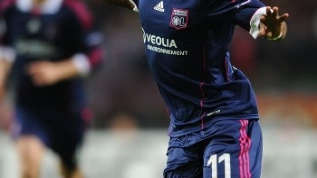 Лион прати Марсилия на последното място в Лига 1