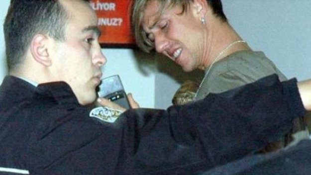 Пияният Гути се блъска в автобус