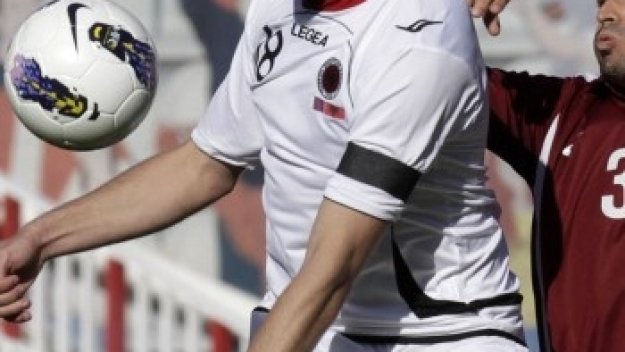 Мениджърска война спира албанец за &quot;Армията&quot;