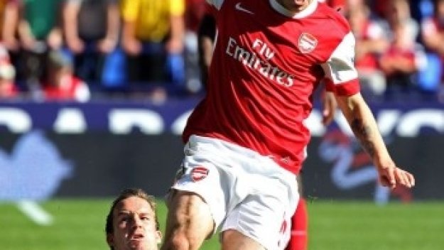 Арсенал сдаде и второто място