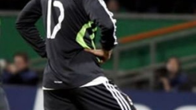 Ван Нистелрой бележи в 4-и мач поред