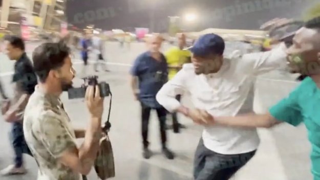 Скандално: Самуел Ето'о изрита провокатор в главата + ВИДЕО