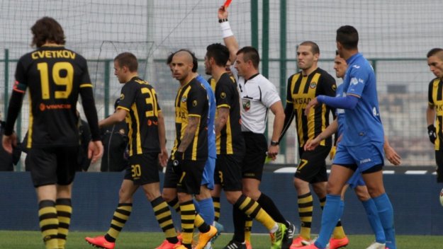 Вили Вуцов стиска палци за здравето на защитник