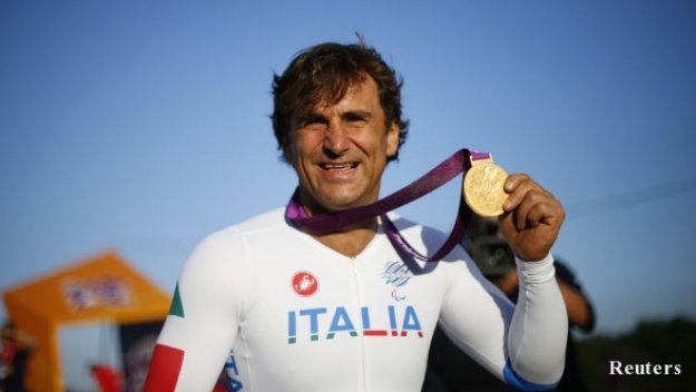 Алекс Занарди продължава да изумява, пуска се като скиор в Сочи