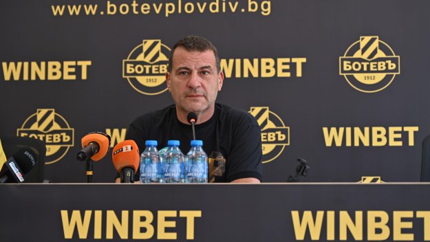 Невиждана чистка! Филипов уволнил 107 души от Ботев Пловдив