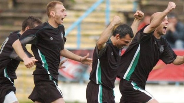 Футболисти пребиха домакин за 8 топки