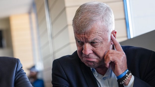 Маските паднаха, Сираков открадна акциите на Левски