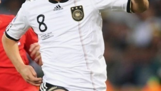 Йозил не тренира, чакат го да играе