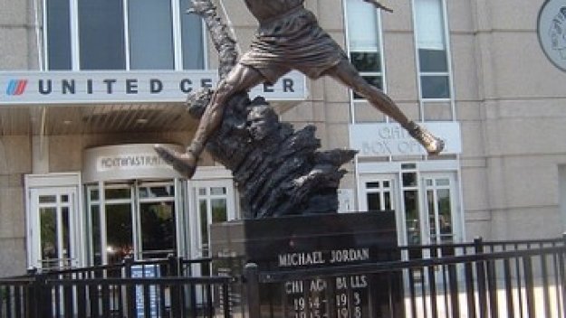 Чикаго вдига статуя и на Пипън