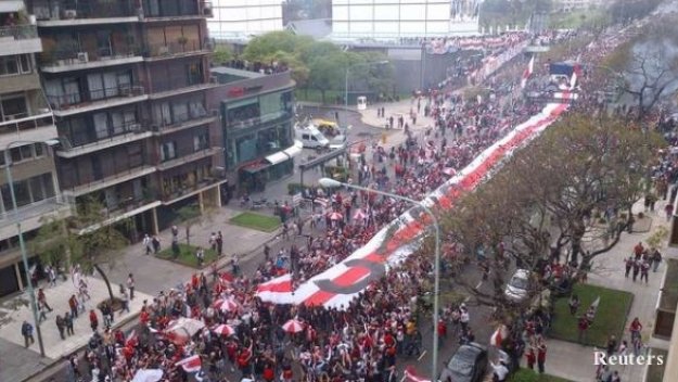 Феновете на Ривер опънаха знаме 7,8 км