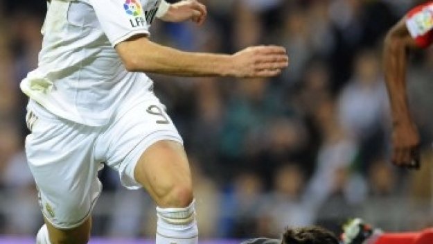 Реал обърна Атлетико след две дузпи и два червени картона