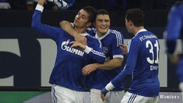 Режат коляното на Кириакос Пападополус