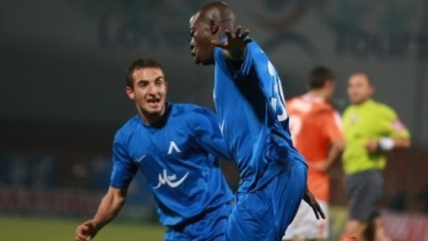 Левски тресна с 3:0 Монтана и притисна Литекс