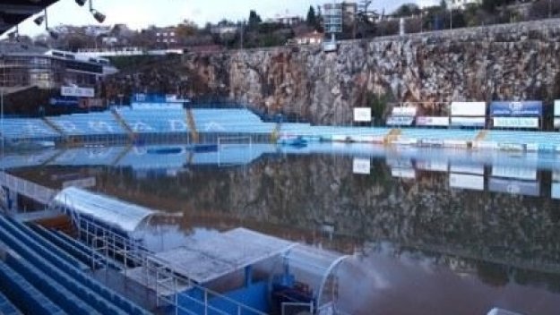 Стадионът на бившия отбор на Гонзо се "превърна" в басейн + ВИДЕО