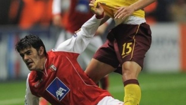 Волфсбург отмъква резерва на Арсенал