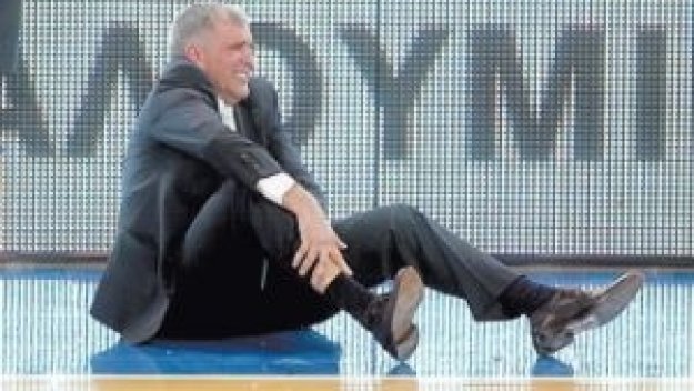 Желко Обрадович улучен с парче от стена в Атина