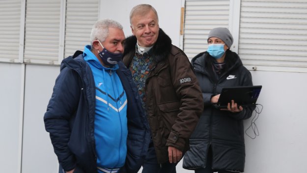 Високо напрежение: Сираков чете конско в Левски